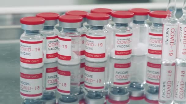 Ampuller med anti- coronavirus vaccin på ett medicinskt bord — Stockvideo
