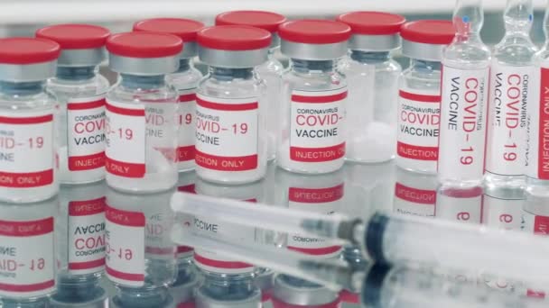Ampolle con vaccino e siringa su un tavolo medico — Video Stock
