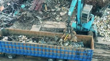 Hurda metal bir kamyona yerleştiriliyor.