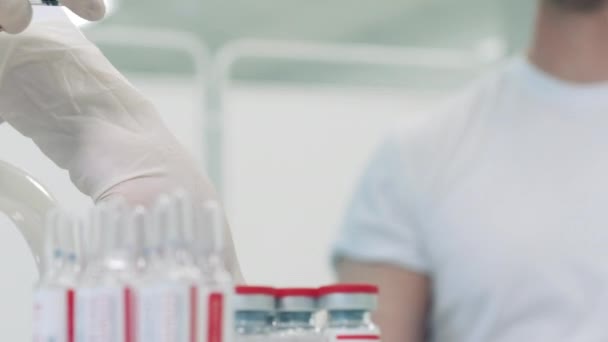 Großaufnahme einer Spritze, die mit Impfstoff gefüllt wird — Stockvideo