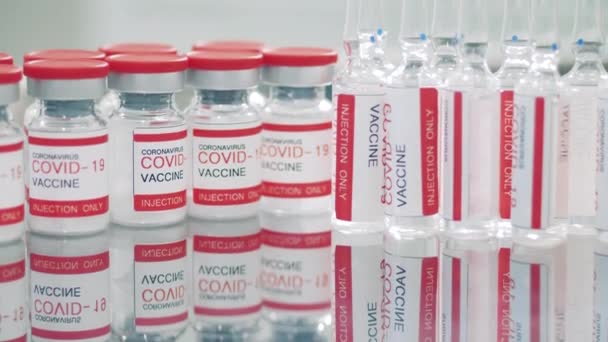 Meerdere ampullen met anticoronavirusvaccins — Stockvideo