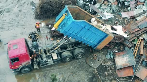 LKW lädt einen Haufen Schrott ab — Stockvideo