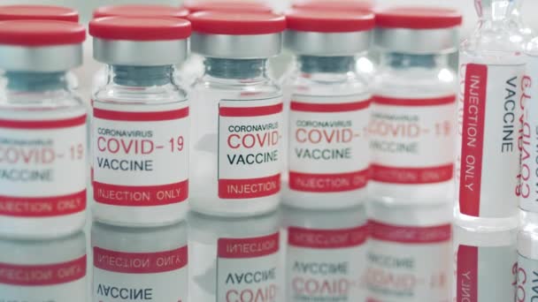 Anti-coronavirusvaccin in de ampullen die samen zijn opgeslagen — Stockvideo