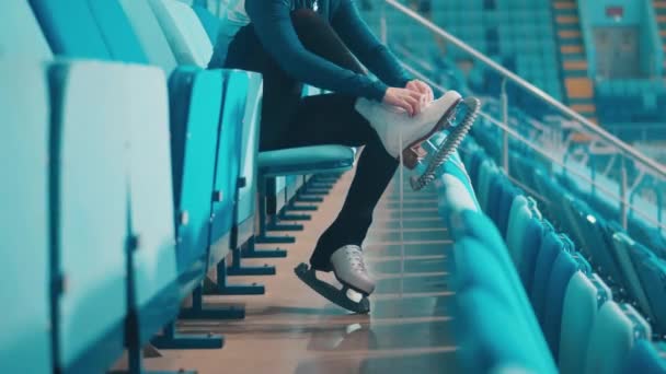 Skate está siendo atado por una chica joven — Vídeo de stock