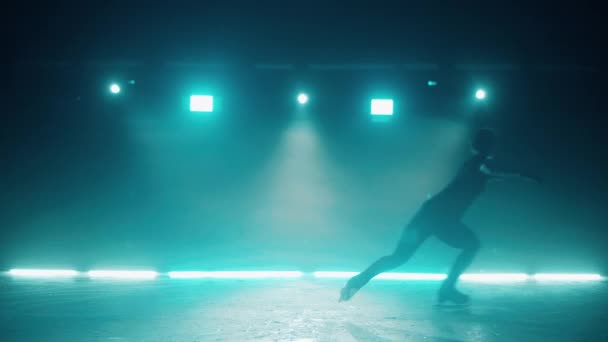 Junges Mädchen springt beim Eislaufen auf der Eisbahn — Stockvideo