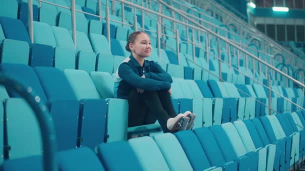 Spor salonunun koltuklarında kadın artistik patinajcı — Stok video