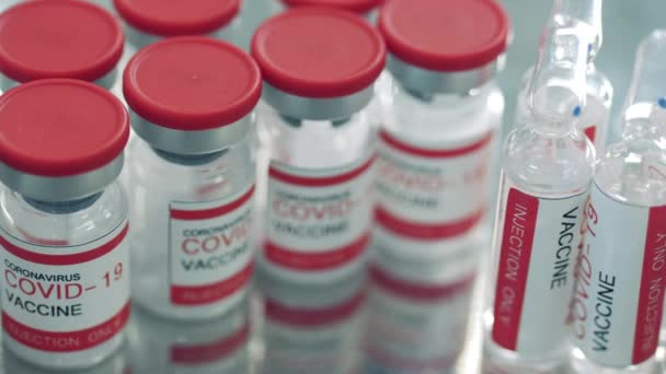 Gros plan sur les ampoules remplies de vaccin contre le coronavirus — Video