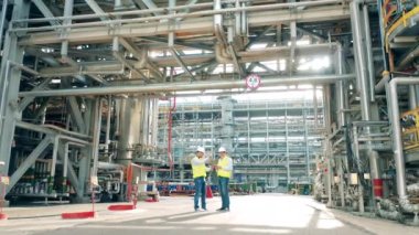 İki işçinin konuştuğu petrol rafineri fabrikası.