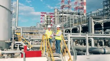 İşçiler petrol rafinerisinde bir proje planlıyorlar.