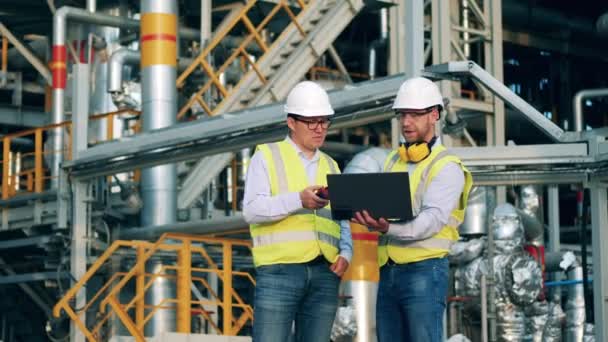 Trabajadores de refinerías de petróleo están hablando de planes de proyecto — Vídeos de Stock