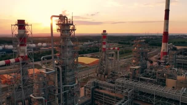 Usine de raffinage de pétrole filmée d'en haut au coucher du soleil — Video