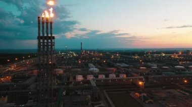Petrol rafineri fabrikasıyla gün batımı şehir manzarası