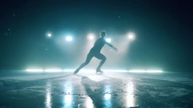 Kadın artistik patinajcı paten yaparken zıplıyor.