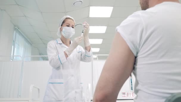 Ärztin bereitet Spritze mit Impfstoff vor — Stockvideo