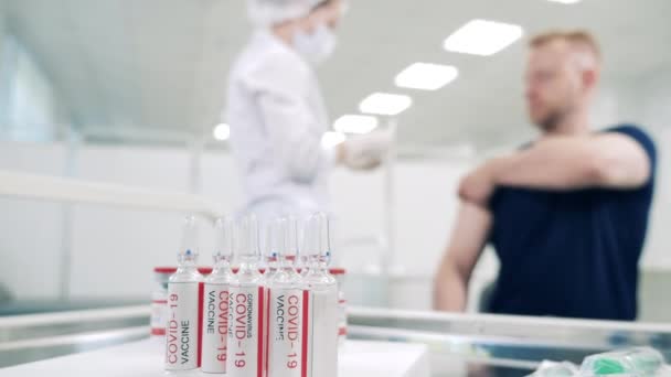 Vacunación contra el coronavirus en una habitación de hospital — Vídeos de Stock