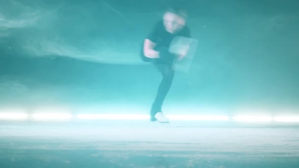 Eiskunstläuferin dreht sich auf der Eisbahn — Stockvideo