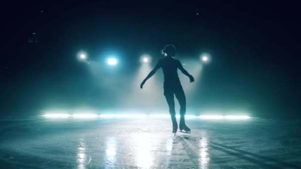 Junges Mädchen läuft auf der Eisbahn und dreht Spins — Stockvideo