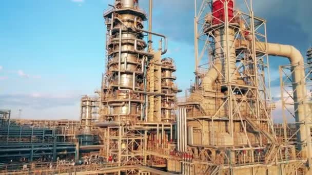 Construcciones metálicas de la fábrica de refinerías de petróleo — Vídeos de Stock