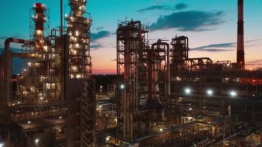 Gün batımında çekilen petrol rafinerisi.