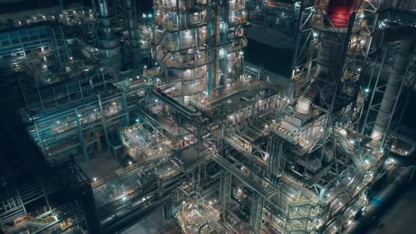 Vista dall'alto delle costruzioni della raffineria di petrolio di notte — Video Stock