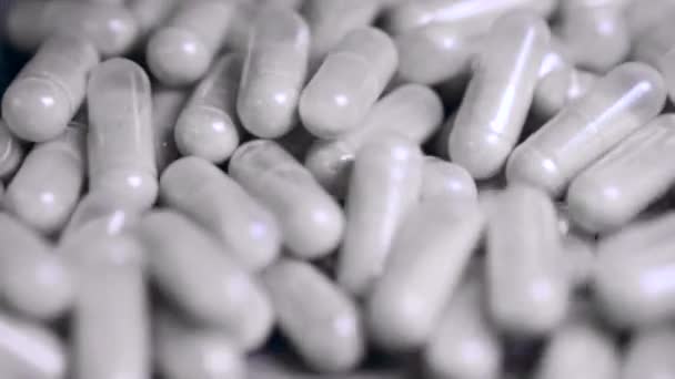 Muchas cápsulas con medicamentos en polvo se están moviendo en una pila — Vídeo de stock