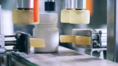 Hap kavanozları taşıma mekanizmasıyla mühürleniyor.