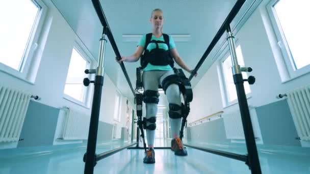 Žena s tělesným postižením se prochází v exoskeletonu — Stock video