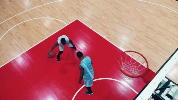 Gym med basket motståndare spelar spelet — Stockvideo