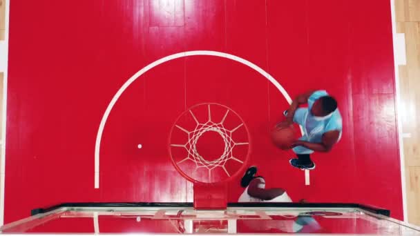 Jogo de basquete de adversários afro-americanos tiro de cima — Vídeo de Stock