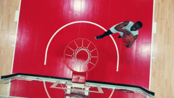 Top weergave van een basketbal krijgen gescoord tijdens atleten oefenen — Stockvideo
