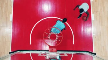 Basketbol maçında iki rakibin üst görünümü