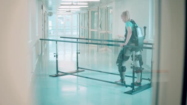 Disabled woman in the exosuit is having physiotherapy session — Stock Video