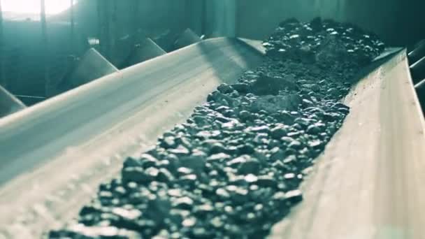 砕いた銅鉱石の運搬 — ストック動画