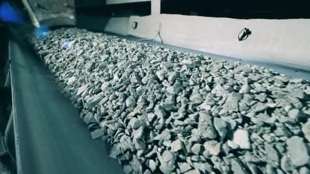 Stukken mineralen worden getransporteerd door de transportband — Stockvideo