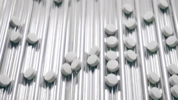 Witte tabletten worden getransporteerd door een transportmiddel — Stockvideo