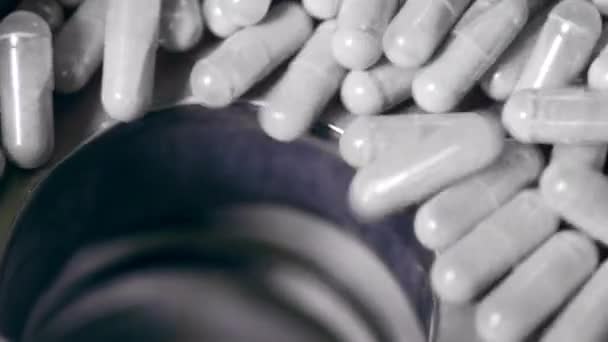 Les médicaments en capsule tombent dans un trou de convoyeur — Video