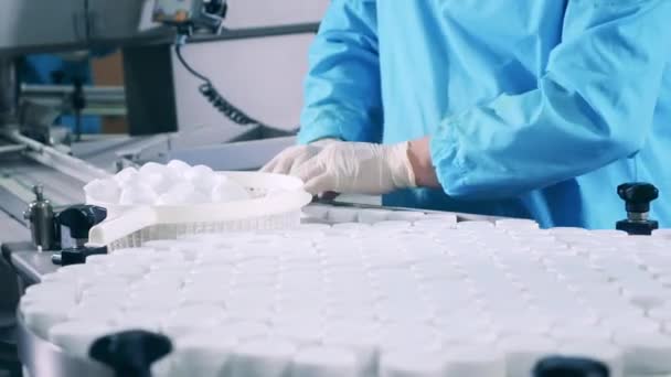 Frascos de la píldora están siendo sellados y reubicados por los empleados de fábrica — Vídeo de stock