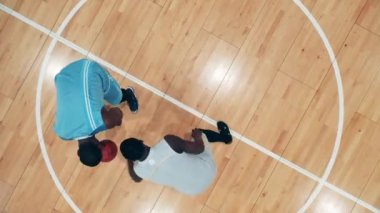 Bir basketbol topu için savaşan Afrikalı-Amerikalı rakiplerin en iyi görüntüsü