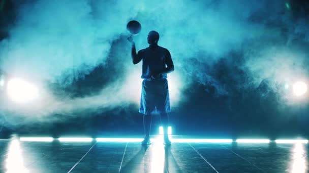 Ein Raum voller Rauch und ein Basketballer, der mit einem Ball trainiert — Stockvideo