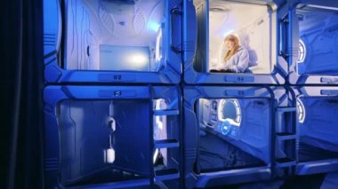 Kapsül otelin misafirleri kapıları açıp kapatıyorlar.