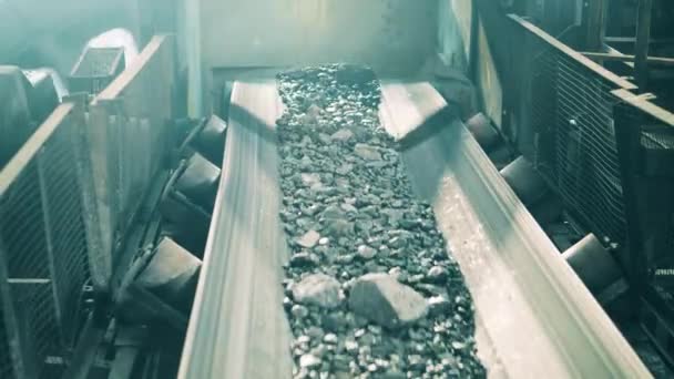 La máquina transportadora está reubicando piezas de mineral triturado — Vídeos de Stock