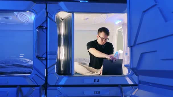 Mannelijke gast van een capsule hotel sluit de deur van de kamer — Stockvideo