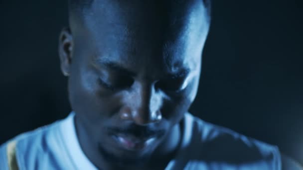 一个身穿运动服、身披紧身衣的非裔美国人的脸 — 图库视频影像