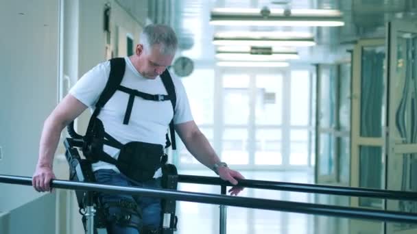 Bezbariérový muž se učí chodit v exoskeletonu — Stock video
