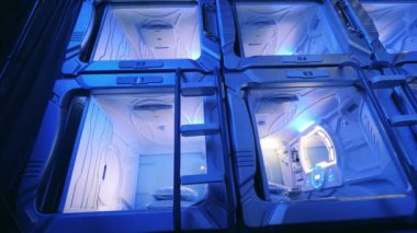 Birbirinin üstüne kurulmuş boş bir otel odası.