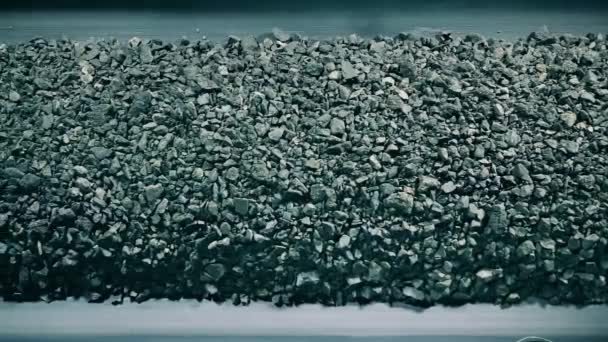 Cinta transportadora con trozos de mineral desmenuzado — Vídeos de Stock