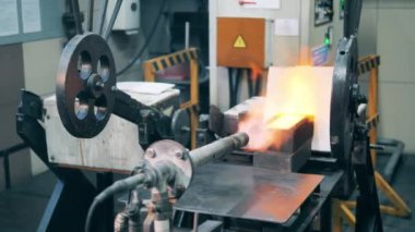 Sanayi ocağı bir bloğu altınla işliyor.