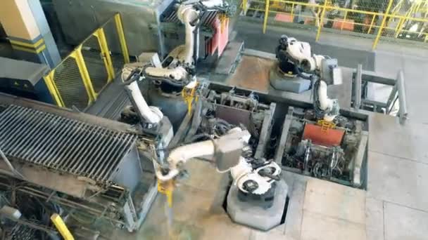 Unidade fabril com máquinas robóticas que transportam placas de cobre — Vídeo de Stock
