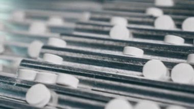 Taşıyıcı tarafından taşınan beyaz tabletleri kapat