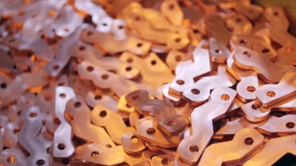 Un montón de piezas de cobre industrial se están almacenando juntos — Vídeo de stock